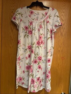 Croft & Barrow, white short sleeve nightgown, small
